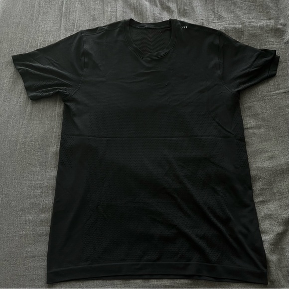 *SOLD on Mercari* Lululemon Metal Vent Breathe Short Sleeve in Black - Picture 2 of 8